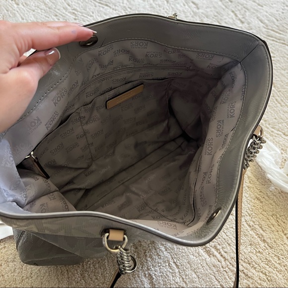 Michael Kors Patent Monogram tote bag in grey 🤍 - Picture 5 of 6